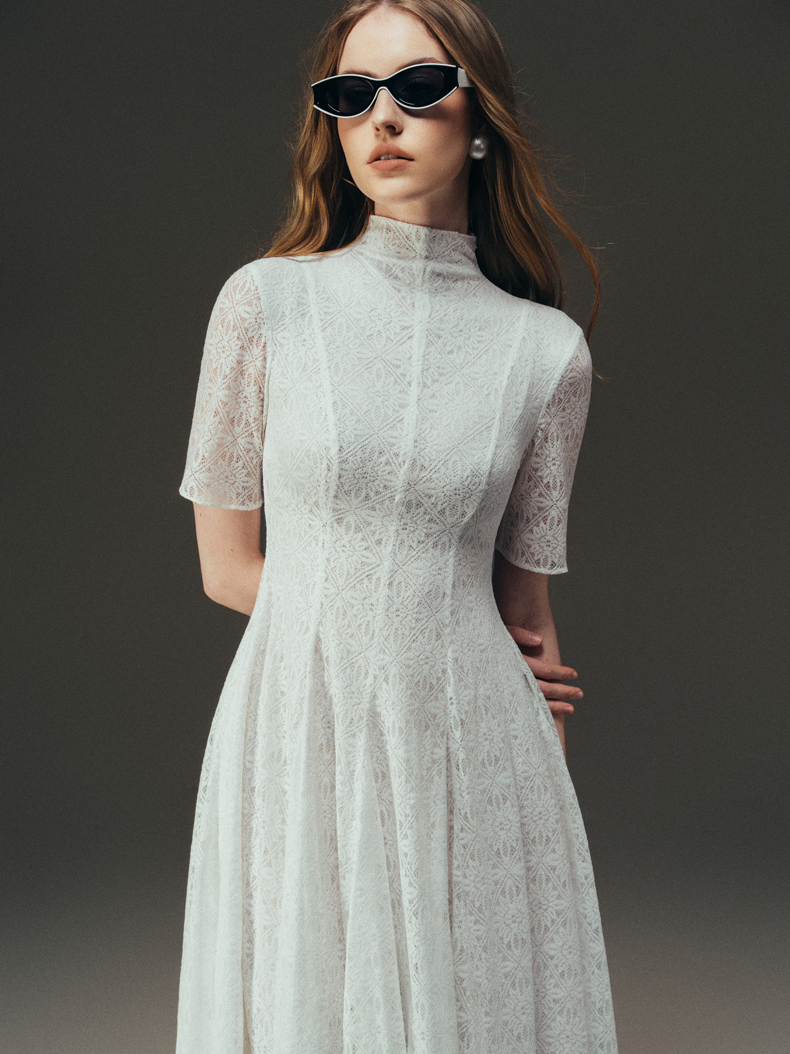 Váy ren xòe bổ mảnh cổ cao tay cộc